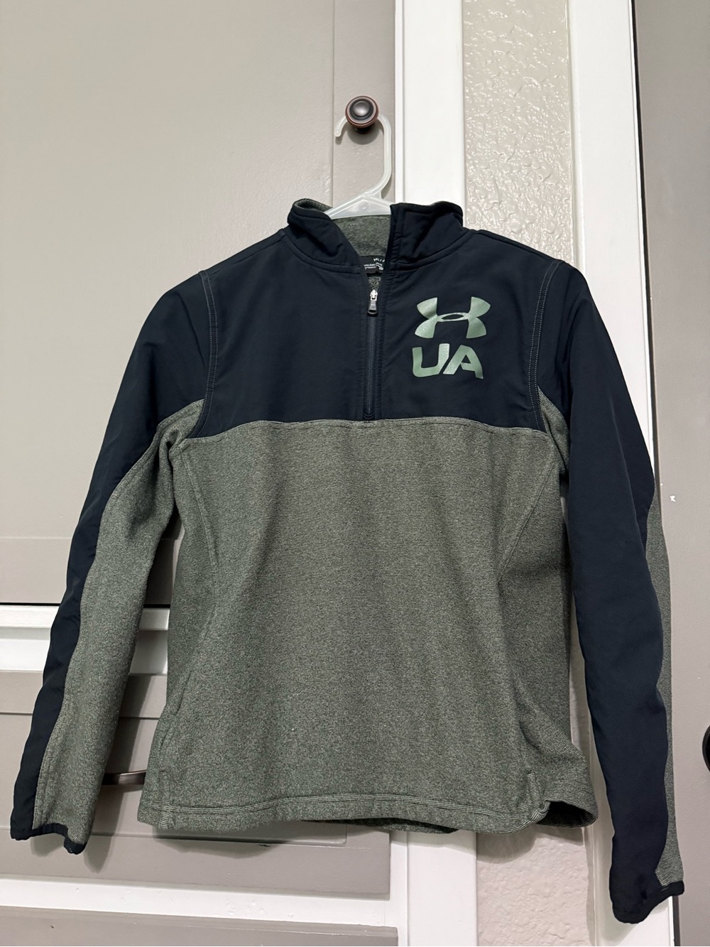 Under Armour kids  Half-Zip Pullover in Olive & Black